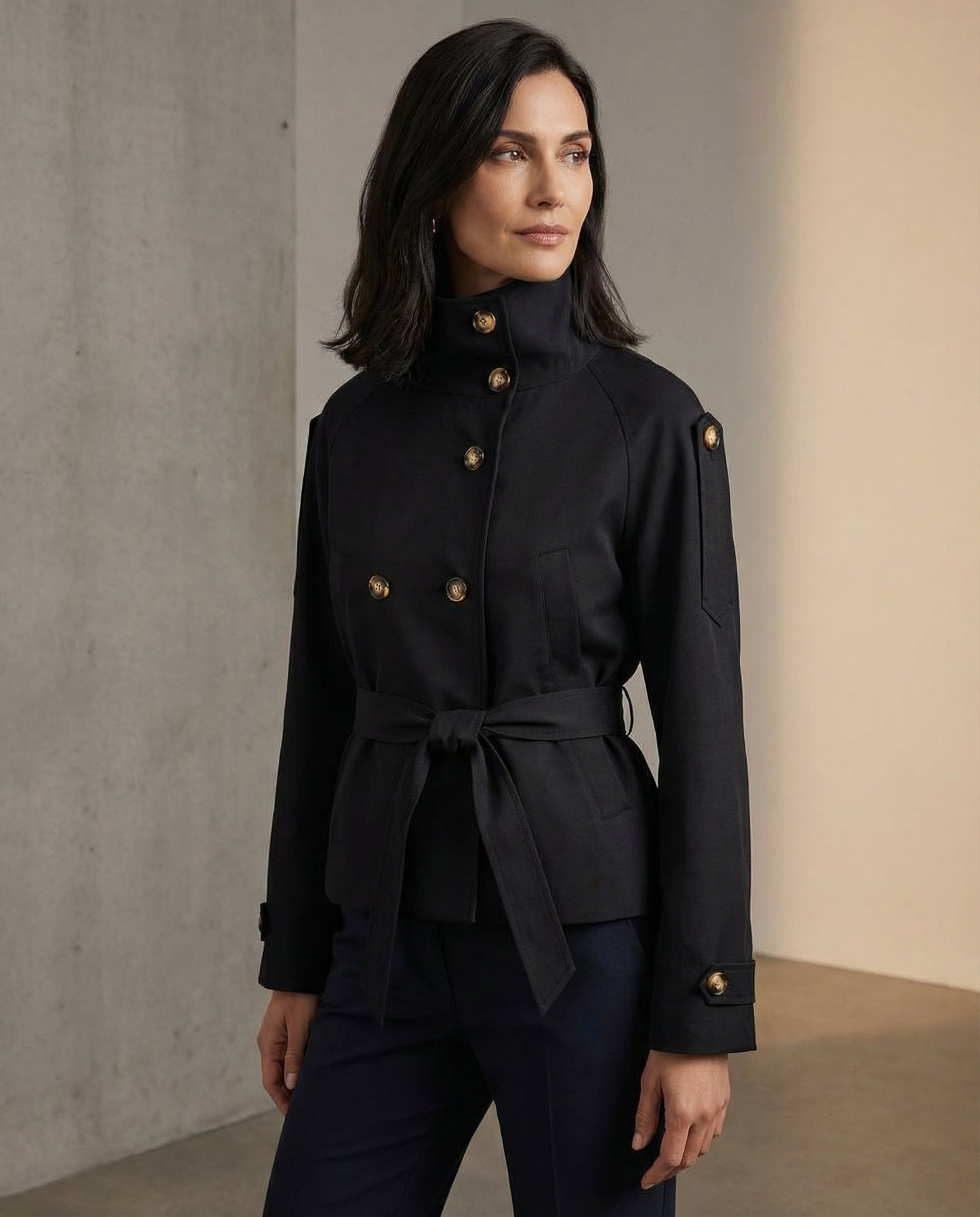 Leichter stilvoller Kurzer Trenchcoat für jeden Anlass