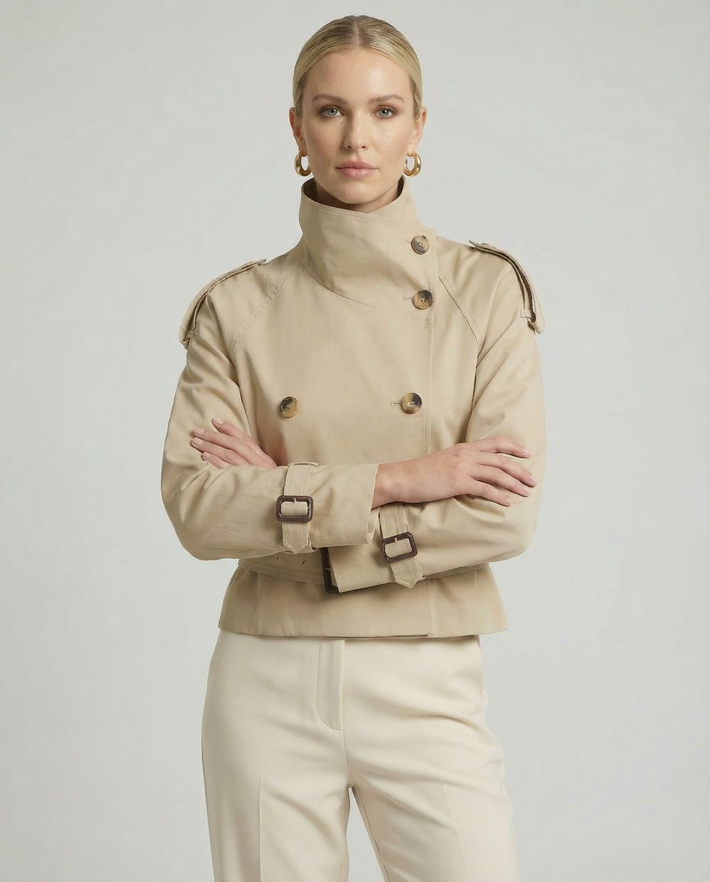 Stilvoller kurzer Trenchcoat für einen eleganten Look