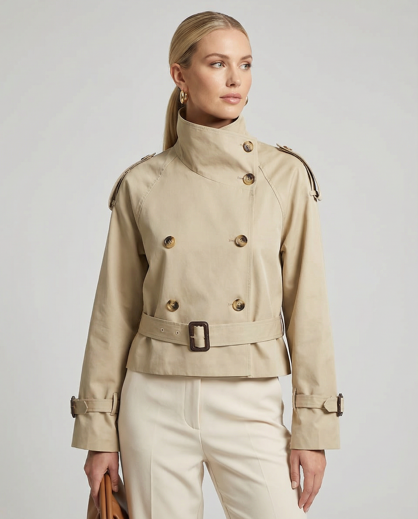 Stilvoller kurzer Trenchcoat für einen eleganten Look